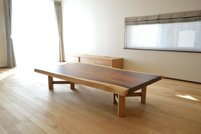 11,600円一枚板の座卓(ケヤキ・絵柄付き) ローテーブル
