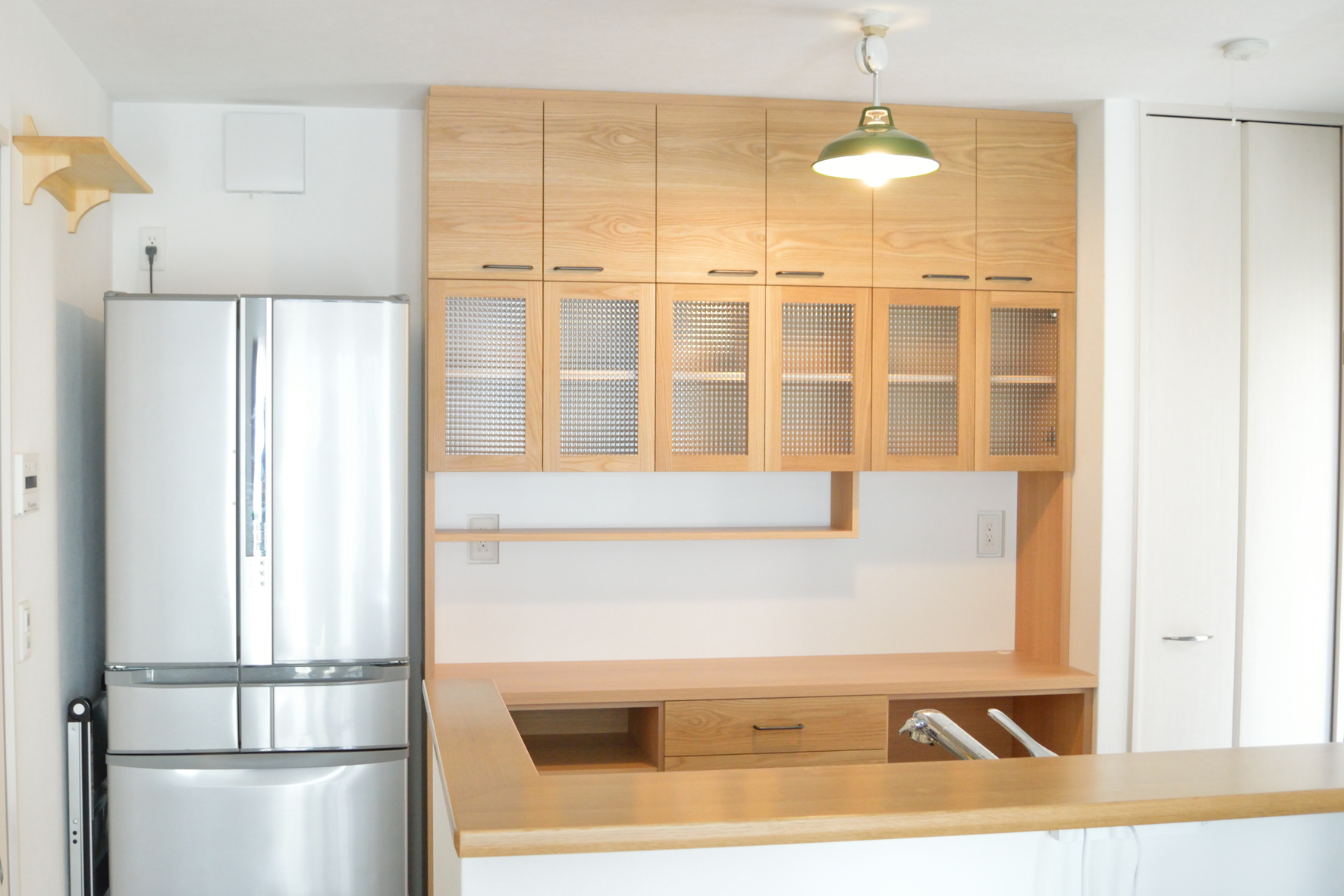 素晴らしい価格 家具のCoCoSa キッチンボード キッチン収納 幅104cm 日本製 木目調 オープンボード チェッカーガラス 引出し収納 食器棚  カトラリートレー 高さ調整棚